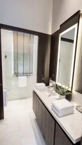 Robin Residences, 5 Robin Drive, 2 Bedrooms, 850 sqft, Condominium For Rent, by Kelvin Tan 陈克辉, 500213917 - Master Bathroom - PropertyGuru.com.sg