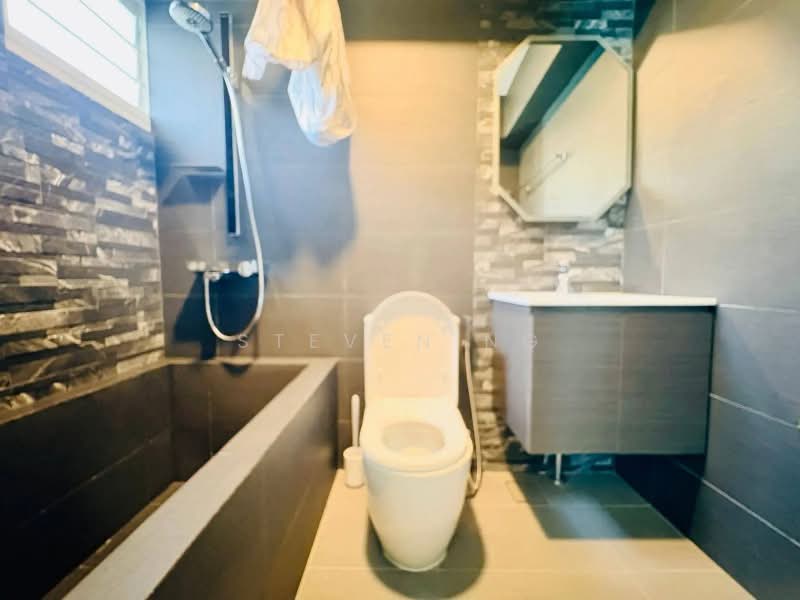 392 Bukit Batok West Avenue 5, 392 Bukit Batok West Avenue 5, 3 Bedrooms, 990 sqft, HDB Flat For Rent, by Steven NG, 500213940 - Bathroom - PropertyGuru.com.sg