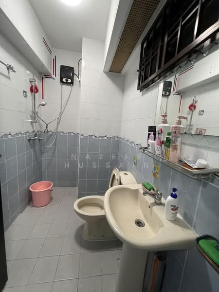 79A Toa Payoh Central, 79A Toa Payoh Central, 3 Bedrooms, 818 sqft, HDB Flat For Sale, by Nazeer Hussain, 500213943 - Bathroom - PropertyGuru.com.sg