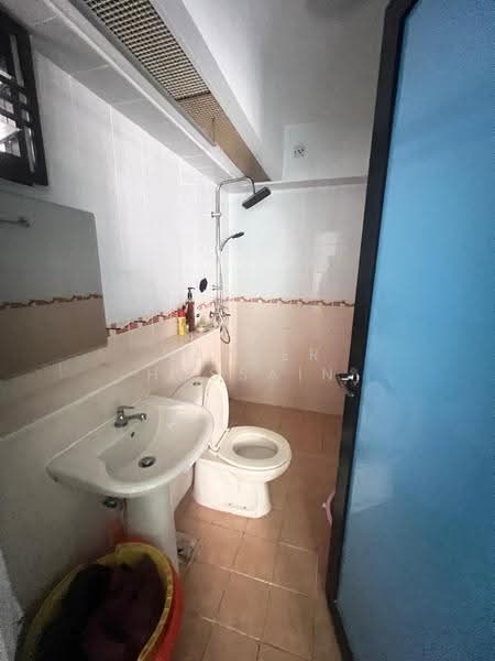 79A Toa Payoh Central, 79A Toa Payoh Central, Balestier / Toa Payoh, 3 Bedrooms, 818 sqft, HDB Flat For Sale, by Nazeer Hussain, 500213943 - Master Toilet - PropertyGuru.com.sg