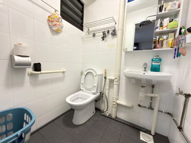 118 Serangoon North Avenue 1, 118 Serangoon North Avenue 1, 3 Bedrooms, 980 sqft, HDB Flat For Sale, by Marilyn Tan 陈凯欣, 500213973 - Bathroom - PropertyGuru.com.sg