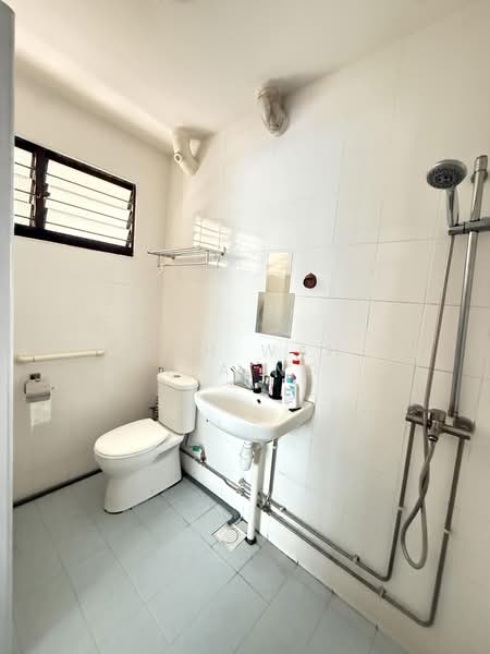 128 Bishan Street 12, 128 Bishan Street 12, 4 Bedrooms, 1,313 sqft, HDB Flat For Sale, by Wah Wah Hlaing, 500214006 - Bathroom - PropertyGuru.com.sg