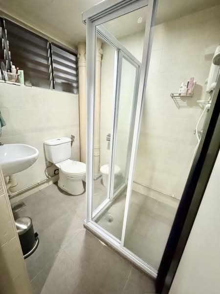 124 Jurong East Street 13, 124 Jurong East Street 13, Room Rental, 180 sqft, Condominium For Rent, by Shanice Yong, 500214007 - Bathroom - PropertyGuru.com.sg