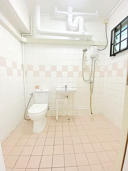 668A Jurong West Street 64, 668A Jurong West Street 64, 3 Bedrooms, 915 sqft, HDB Flat For Sale, by Eugene Chen, 500214025 - Bathroom - PropertyGuru.com.sg