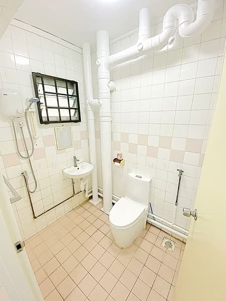 668A Jurong West Street 64, 668A Jurong West Street 64, 3 Bedrooms, 915 sqft, HDB Flat For Sale, by Eugene Chen, 500214025 - Bathroom - PropertyGuru.com.sg