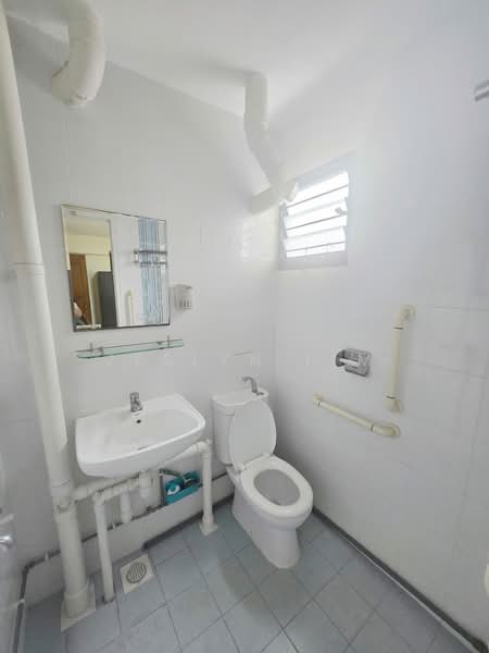 381 Clementi Avenue 5, 381 Clementi Avenue 5, 3 Bedrooms, 91 sqft, HDB Flat For Rent, by Jeslyn Lim, 500214035 - Bathroom - PropertyGuru.com.sg