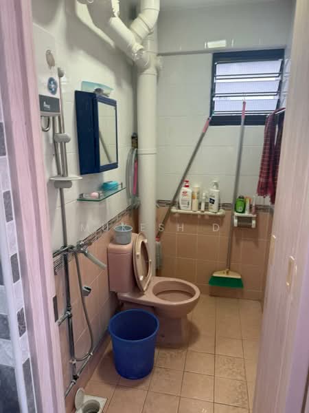728 Yishun Street 71, 728 Yishun Street 71, 2 Bedrooms, 721 sqft, HDB Flat For Sale, by Mukesh D, 500214037 - Bathroom - PropertyGuru.com.sg