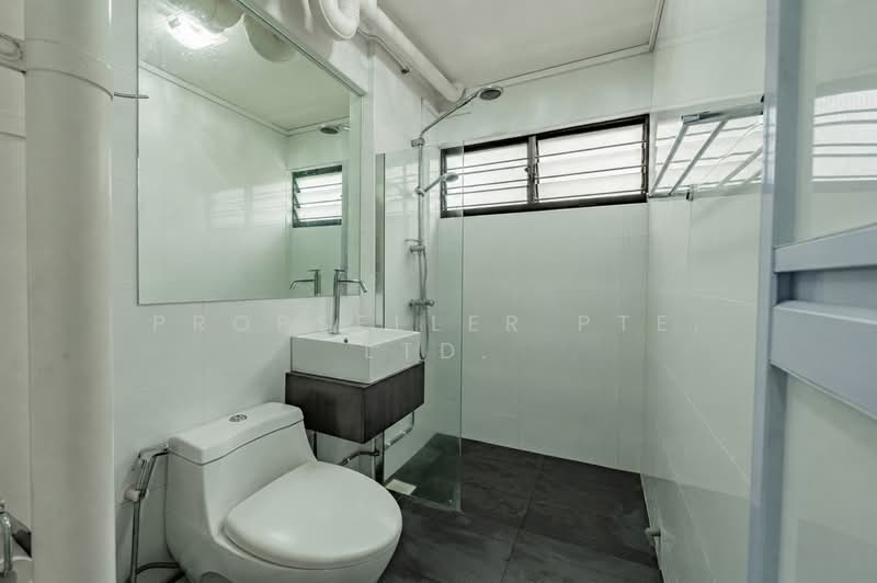 642 Ang Mo Kio Avenue 5, 642 Ang Mo Kio Avenue 5, 4 Bedrooms, 1,302 sqft, HDB Flat For Sale, by JOHN YEO, 500214039 - Bathroom - PropertyGuru.com.sg