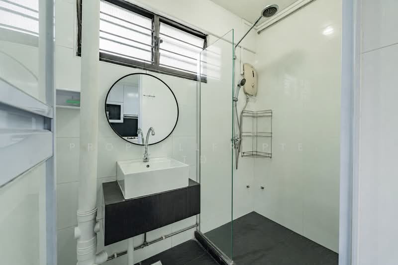 642 Ang Mo Kio Avenue 5, 642 Ang Mo Kio Avenue 5, 4 Bedrooms, 1,302 sqft, HDB Flat For Sale, by JOHN YEO, 500214039 - Bathroom - PropertyGuru.com.sg