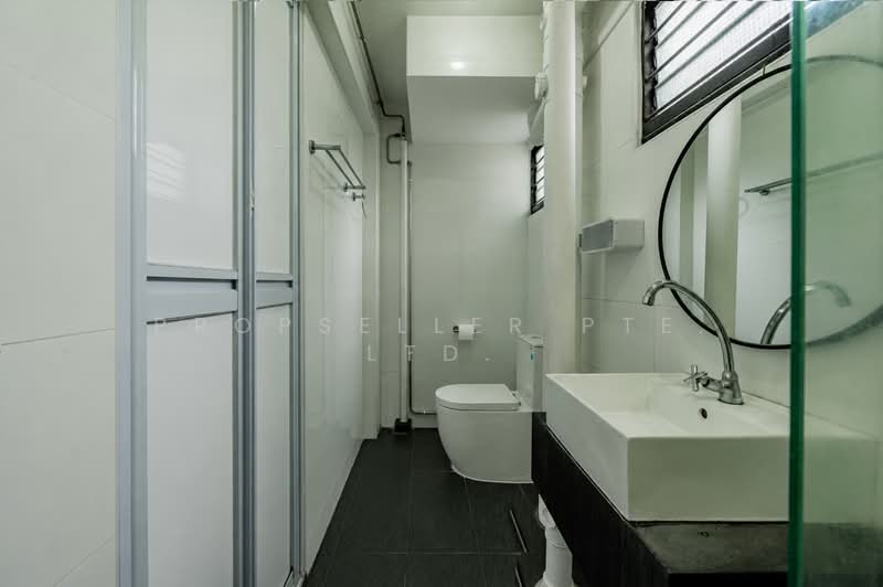 642 Ang Mo Kio Avenue 5, 642 Ang Mo Kio Avenue 5, 4 Bedrooms, 1,302 sqft, HDB Flat For Sale, by JOHN YEO, 500214039 - Bathroom - PropertyGuru.com.sg