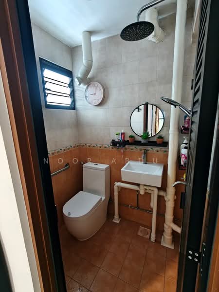 26 Teck Whye Lane, 26 Teck Whye Lane, 2 Bedrooms, 796 sqft, HDB Flat For Sale, by Noor Abdul, 500214051 - Bathroom - PropertyGuru.com.sg