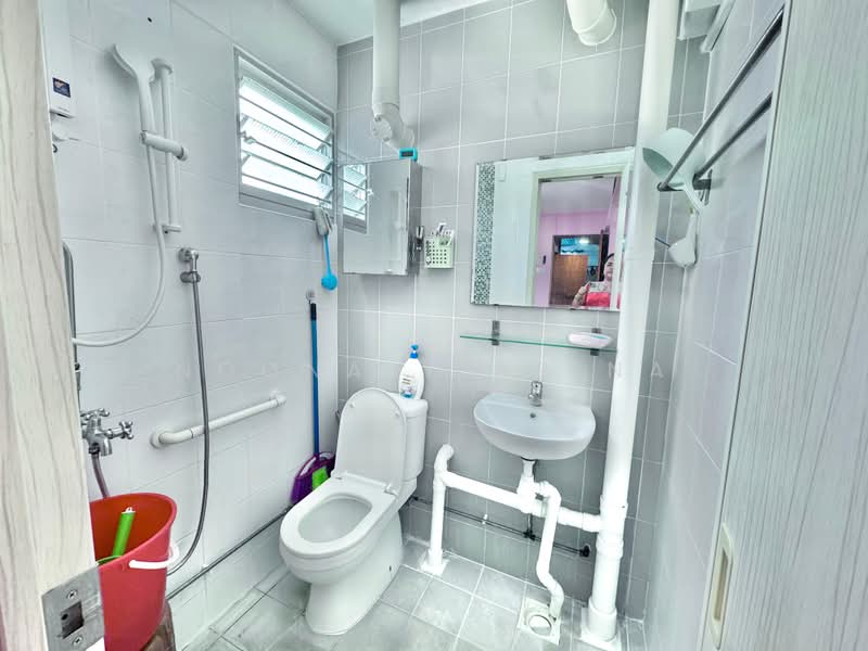 526 Bedok North Street 3, 526 Bedok North Street 3, 2 Bedrooms, 721 sqft, HDB Flat For Sale, by Noonal Farina, 500214053 - Bathroom - PropertyGuru.com.sg