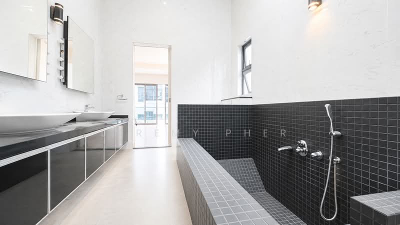 ⭐️ Serangoon Garden Estate, Kingswear, Hemsley Ave, Hythe Rd, Worthing Rd, Kensington Pk Rd, Serangoon Garden Way, 7 Bedrooms, 5,000 sqft, Semi-Detached House For Rent, by Jeremy Pher, 500214111 - Bathroom - PropertyGuru.com.sg