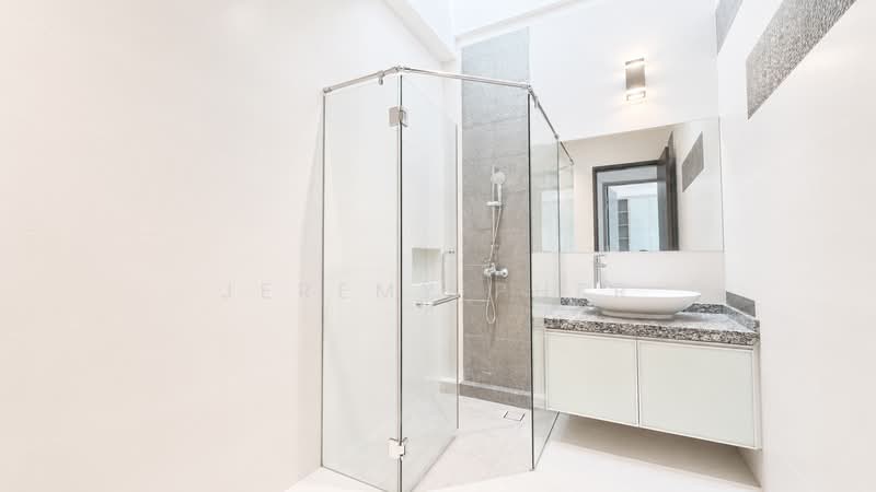 ⭐️ Serangoon Garden Estate, Kingswear, Hemsley Ave, Hythe Rd, Worthing Rd, Kensington Pk Rd, Serangoon Garden Way, 7 Bedrooms, 5,000 sqft, Semi-Detached House For Rent, by Jeremy Pher, 500214111 - Bathroom - PropertyGuru.com.sg