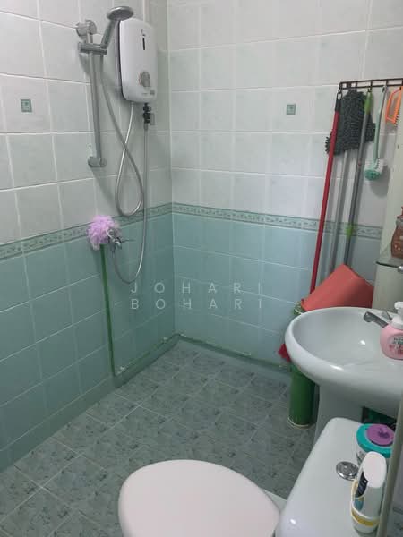729 Woodlands Circle, 729 Woodlands Circle, 3 Bedrooms, 1,087 sqft, HDB Flat For Sale, by Johari Bohari, 500214130 - Bathroom - PropertyGuru.com.sg