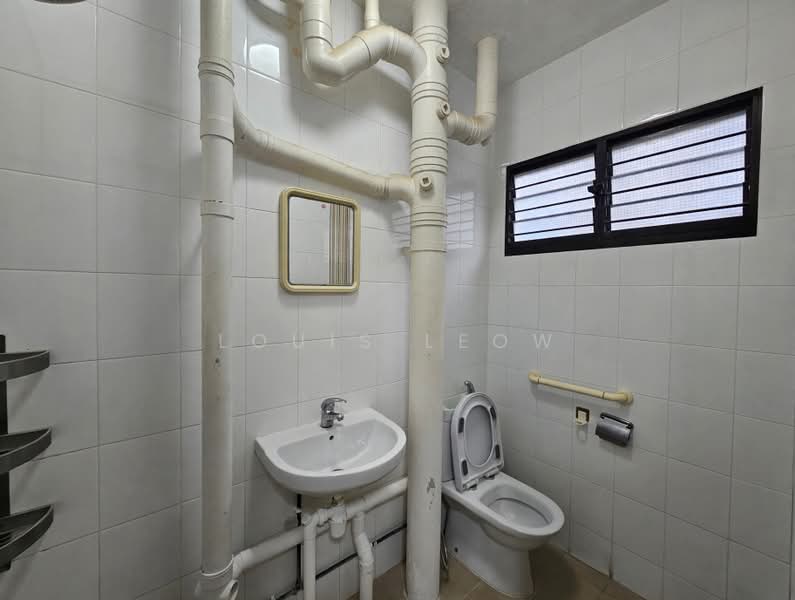 234 Tampines Street 21, 234 Tampines Street 21, 3 Bedrooms, 1,119 sqft, HDB Flat For Sale, by Louis Leow, 500214159 - Bathroom - PropertyGuru.com.sg