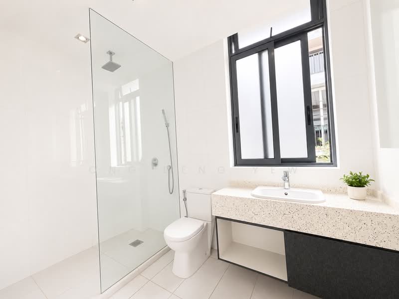 ⭐⭐⭐ Impressive Landed Residence Near Chomp Chomp & myVillage!⭐⭐⭐, Serangoon Garden / Farleigh Ave / Tavistock Ave / Portchester Ave, 5 Bedrooms, 6,000 sqft, Detached House For Sale, by Ong Beng Yew, 500214193 - Bathroom - PropertyGuru.com.sg