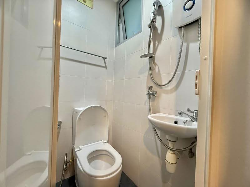 Ferraria Park Condo, 8 Flora Drive, Changi Airport / Changi Village, Room Rental, 200 sqft, Condominium For Rent, by Alan Huy, 500214225 - Bathroom - PropertyGuru.com.sg