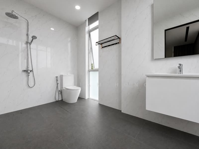 3.5 Storey Modern Beach Facing Detached with Lift. Cheap bungalow under 4million, Pasir Ris Lane / Pasir Ris Way / Pasir Ris Ave / Pasir Ris Road, 7 Bedrooms, 8,000 sqft, Detached House For Sale, by William Hong, 500214227 - Bathroom - PropertyGuru.com.sg