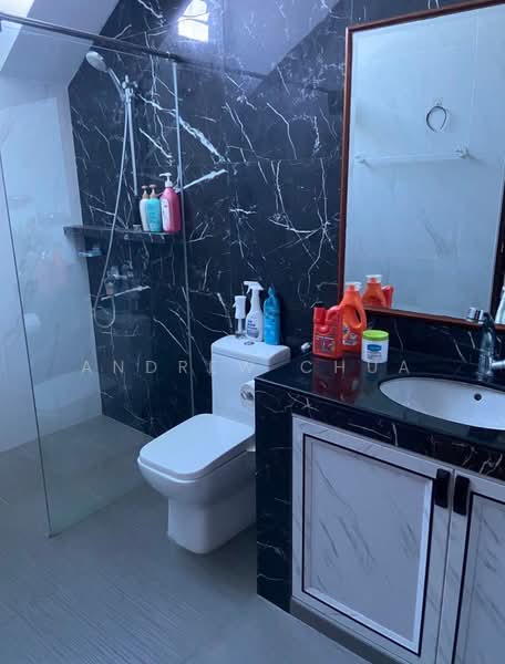 Renovated 2.5 Storey Terraced House For Sale In Upper Changi, Simei road, upper changi road east, meragi park, jalan pergam, jalan tiga ratus, 7 Bedrooms, 3,752 sqft, Terraced House For Sale, by Andrew Chua, 500214270 - Bathroom - PropertyGuru.com.sg