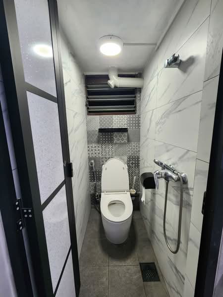 4 Bedok South Avenue 1, 4 Bedok South Avenue 1, 2 Bedrooms, 700 sqft, HDB Flat For Sale, by Binson Chow, 500214284 - Bathroom - PropertyGuru.com.sg