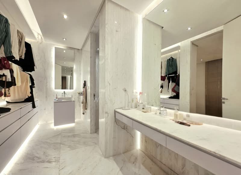 Eng Kong Park, Eng Kong Terrace, 5 Bedrooms, 3,423 sqft, Shophouse For Sale, by YAWEN TAY, 500214296 - Master walk-in wardrobe - PropertyGuru.com.sg
