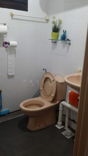 304 Shunfu Road, 304 Shunfu Road, Room Rental, 150 sqft, HDB Flat For Rent, by Phyllis Liew, 500214300 - Bathroom - PropertyGuru.com.sg
