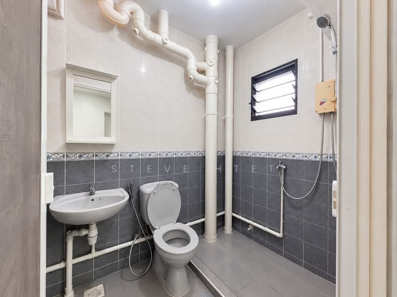 648A Jurong West Street 61, 648A Jurong West Street 61, 3 Bedrooms, 980 sqft, HDB Flat For Sale, by Steve Htet, 500214302 - Master Bathroom - PropertyGuru.com.sg