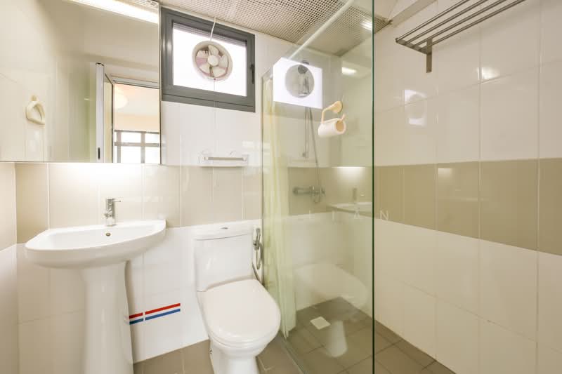 698C Jurong West Central 3, 698C Jurong West Central 3, 3 Bedrooms, 1,001 sqft, HDB Flat For Sale, by Clara Lian, 500214316 - Bathroom - PropertyGuru.com.sg