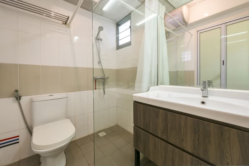 698C Jurong West Central 3, 698C Jurong West Central 3, 3 Bedrooms, 1,001 sqft, HDB Flat For Sale, by Clara Lian, 500214316 - Bathroom - PropertyGuru.com.sg