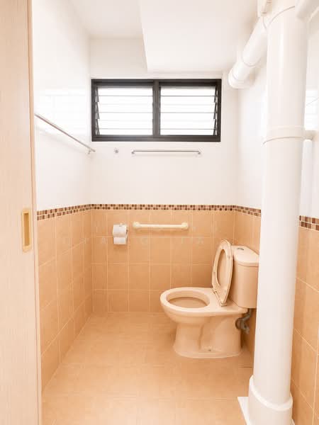 430 Clementi Avenue 3, 430 Clementi Avenue 3, 2 Bedrooms, 721 sqft, HDB Flat For Sale, by Yang Yu Qiang Jaraldmine, 500214341 - Bathroom - PropertyGuru.com.sg