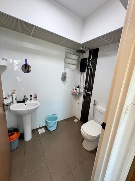 42A Margaret Drive, 42A Margaret Drive, 2 Bedrooms, 678 sqft, HDB Flat For Sale, by Julia Lee, 500214356 - Bathroom - PropertyGuru.com.sg