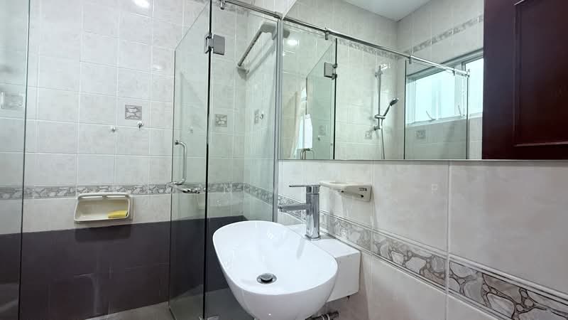 ✨Spacious Ensuite Room ✨| Close to SIM | Immediate Rental, , Studio, 150 sqft, Semi-Detached House For Rent, by Roman Woo C P, 500214358 - Bathroom - PropertyGuru.com.sg