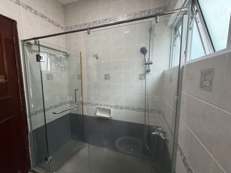 ✨Spacious Ensuite Room ✨| Close to SIM | Immediate Rental, , Studio, 150 sqft, Semi-Detached House For Rent, by Roman Woo C P, 500214358 - Bathroom - PropertyGuru.com.sg