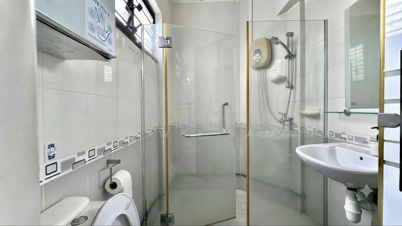 341 Jurong East Avenue 1, 341 Jurong East Avenue 1, 3 Bedrooms, 1,119 sqft, HDB Flat For Sale, by Lee Wen Wei Samantha, 500214376 - Bathroom - PropertyGuru.com.sg