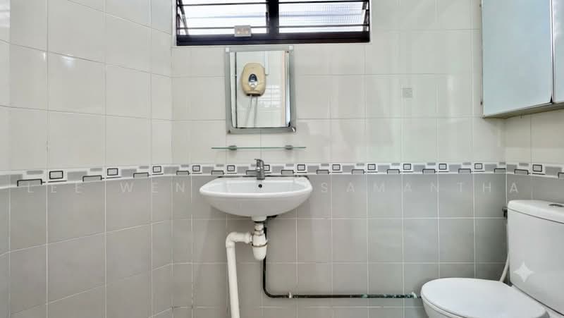 341 Jurong East Avenue 1, 341 Jurong East Avenue 1, 3 Bedrooms, 1,119 sqft, HDB Flat For Sale, by Lee Wen Wei Samantha, 500214376 - Bathroom - PropertyGuru.com.sg