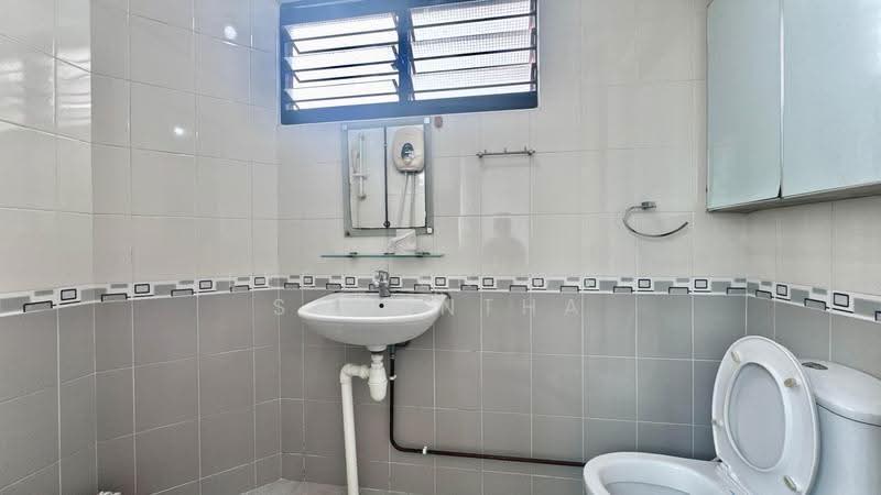 341 Jurong East Avenue 1, 341 Jurong East Avenue 1, Boon Lay / Jurong / Tuas, 3 Bedrooms, 1,119 sqft, HDB Flat For Sale, by Lee Wen Wei Samantha, 500214376 - Bathroom - PropertyGuru.com.sg
