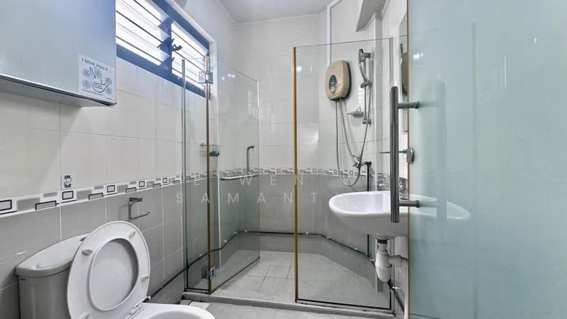 341 Jurong East Avenue 1, 341 Jurong East Avenue 1, Boon Lay / Jurong / Tuas, 3 Bedrooms, 1,119 sqft, HDB Flat For Sale, by Lee Wen Wei Samantha, 500214376 - Master Bathroom - PropertyGuru.com.sg