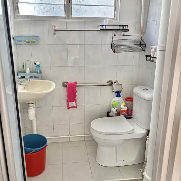 26 Teck Whye Lane, 26 Teck Whye Lane, 2 Bedrooms, 860 sqft, HDB Flat For Rent, by Denise Lee, 500214387 - Bathroom - PropertyGuru.com.sg