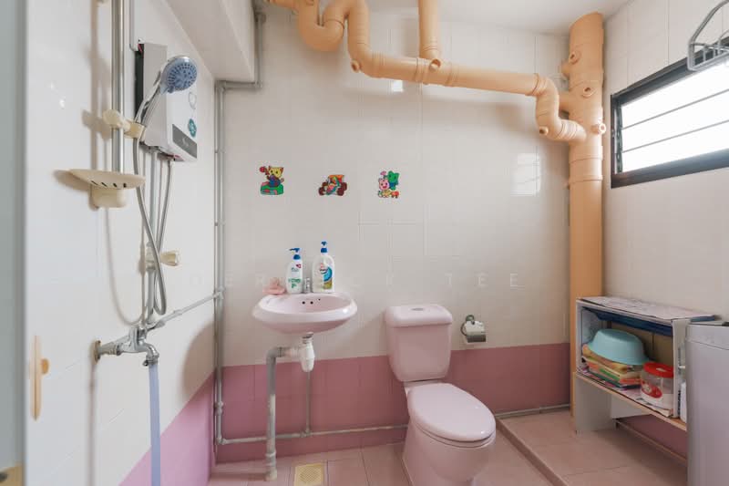 945 Hougang Street 92, 945 Hougang Street 92, 3 Bedrooms, 1,302 sqft, HDB Flat For Sale, by Derrick Tee, 500214404 - Bathroom - PropertyGuru.com.sg