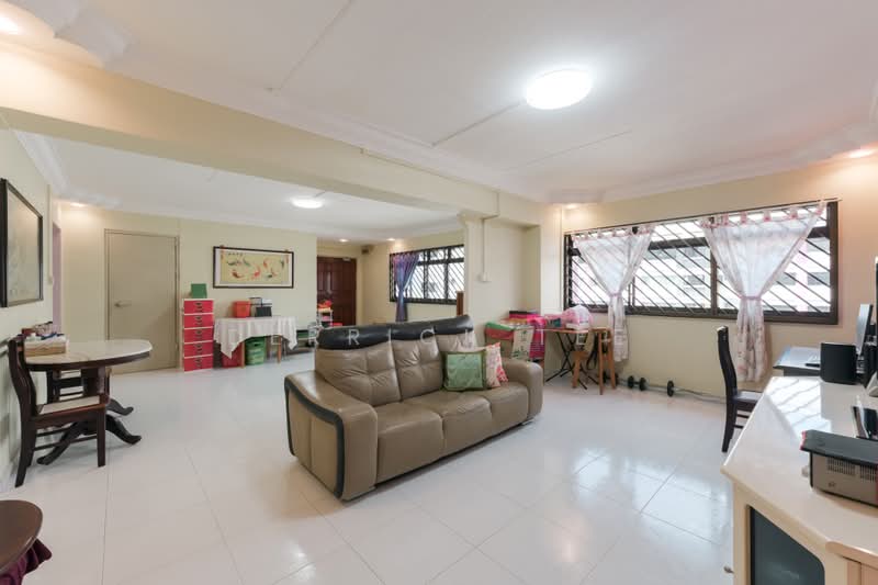 945 Hougang Street 92, 945 Hougang Street 92, 3 Bedrooms, 1,302 sqft, HDB Flat For Sale, by Derrick Tee, 500214404 - Living Room - PropertyGuru.com.sg