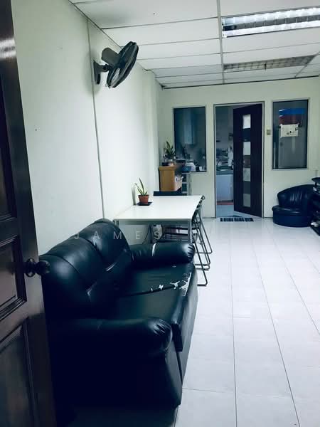 Boundary Road, Boundary Road, 4 Bedrooms, 1,313 sqft, Apartment For Sale, by James Neo, 500214423 - Living Room - PropertyGuru.com.sg