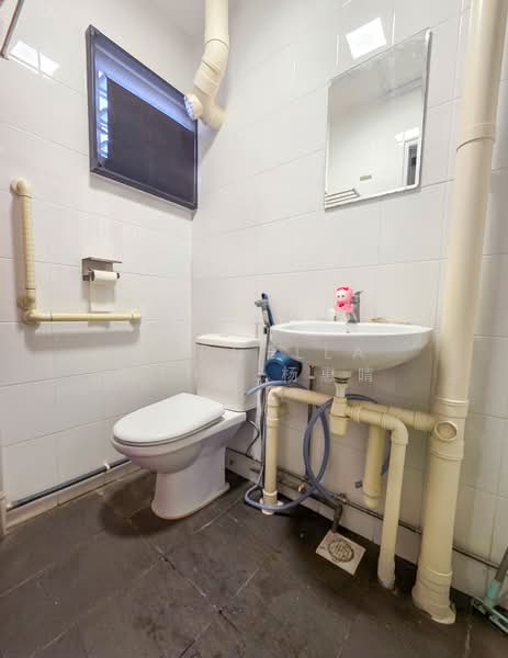 116 Hougang Avenue 1, 116 Hougang Avenue 1, 2 Bedrooms, 721 sqft, HDB Flat For Sale, by Marcella Yong 杨惠晴, 500214437 - Bathroom - PropertyGuru.com.sg