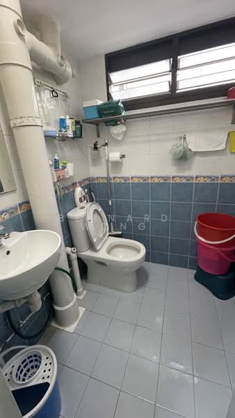 321 Ang Mo Kio Avenue 1, 321 Ang Mo Kio Avenue 1, 2 Bedrooms, 786 sqft, HDB Flat For Sale, by Bernard Wong, 500214439 - Bathroom - PropertyGuru.com.sg