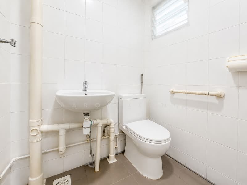 701 Bedok Reservoir Road, 701 Bedok Reservoir Road, 2 Bedrooms, 882 sqft, HDB Flat For Sale, by Aaron Leong, 500214501 - Bathroom - PropertyGuru.com.sg