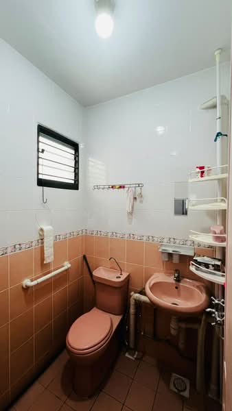 820 Tampines Street 81, 820 Tampines Street 81, 2 Bedrooms, 732 sqft, HDB Flat For Rent, by Zane Soo 苏昱能, 500214525 - Bathroom - PropertyGuru.com.sg