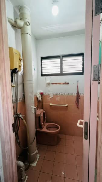 820 Tampines Street 81, 820 Tampines Street 81, 2 Bedrooms, 732 sqft, HDB Flat For Rent, by Zane Soo 苏昱能, 500214525 - Bathroom - PropertyGuru.com.sg