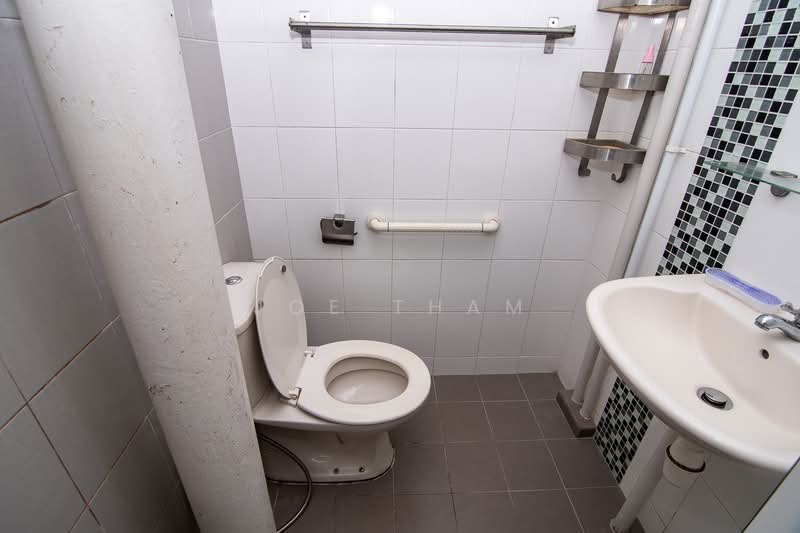 801 Tampines Avenue 4, 801 Tampines Avenue 4, 2 Bedrooms, 732 sqft, HDB Flat For Rent, by Joe Tham, 500214534 - Bathroom - PropertyGuru.com.sg