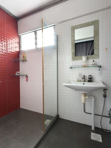 116 Serangoon North Avenue 1, 116 Serangoon North Avenue 1, 3 Bedrooms, 1,302 sqft, HDB Flat For Rent, by Frederick Ivan Tan, 500214564 - Bathroom - PropertyGuru.com.sg