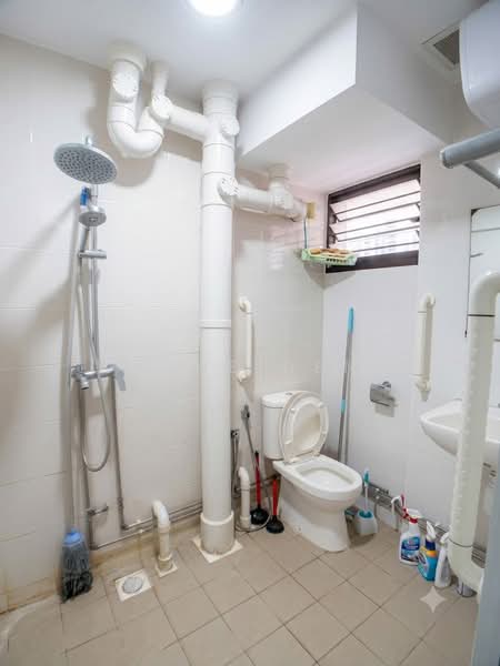 407 Bedok North Avenue 3, 407 Bedok North Avenue 3, Room Rental, 120 sqft, HDB Flat For Rent, by Wayne Deng, 500214582 - Bathroom - PropertyGuru.com.sg